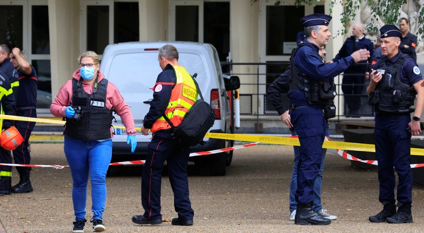 Professor é morto a facadas em escola no norte da França