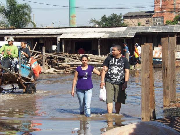 Centenas de moradores deixam casa após enchente em Porto Alegre