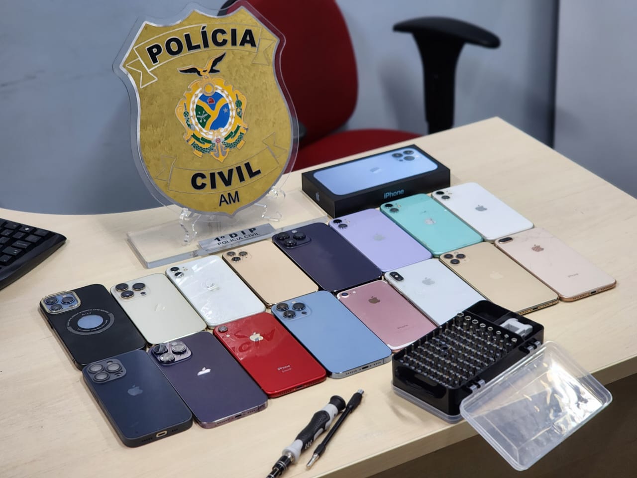 Homem é preso em posse de celulares oriundos de roubos e furtos, avaliados em mais de 90 mil reais