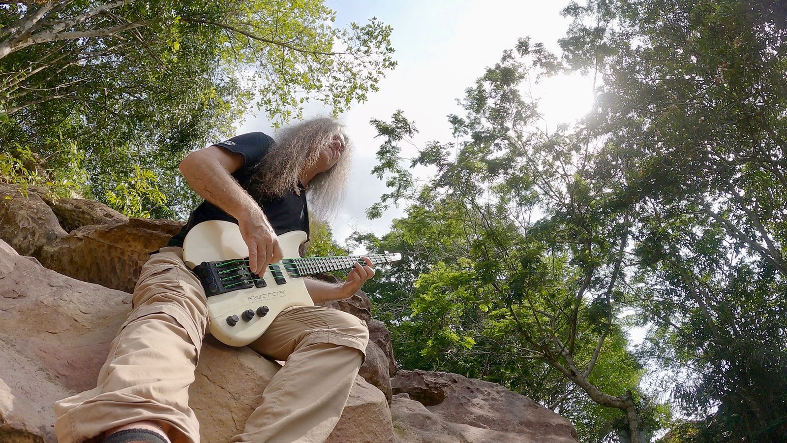 Baixista sueco Magnus Rosén grava videoclipe e documentário no Amazonas