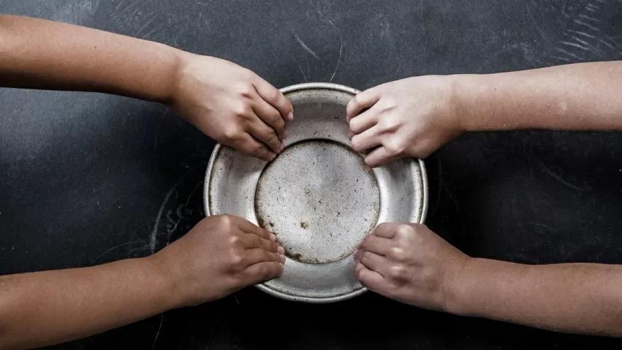 Mais de 27 milhões de crianças passaram fome por secas e inundações em 2022, diz ONG