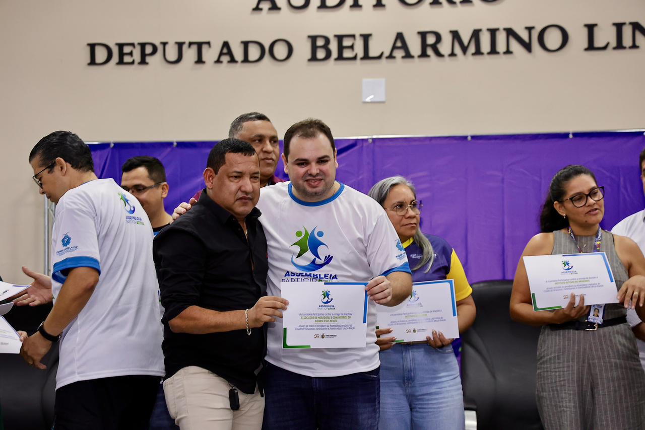 Roberto Cidade destaca solidariedade de servidores da Aleam durante entrega de benefícios do programa ‘Assembleia Participativa’