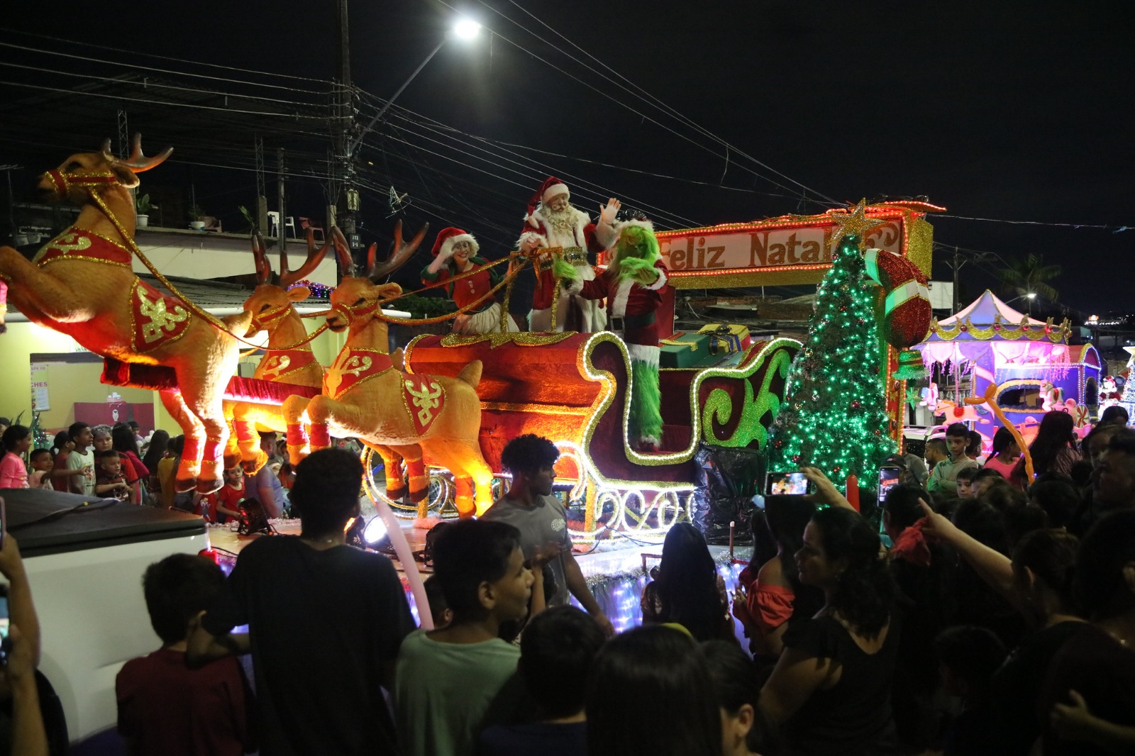 Parada Natalina da prefeitura contagia as ruas do bairro Jorge Teixeira com a magia do Natal das Águas