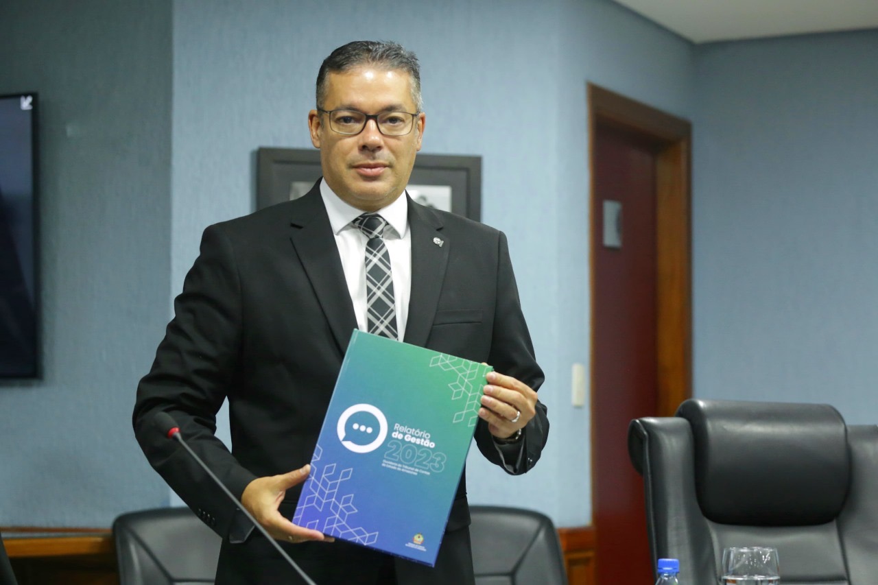 Conselheiro apresenta Relatório de Gestão 2022-2023 da Ouvidoria do TCE-AM