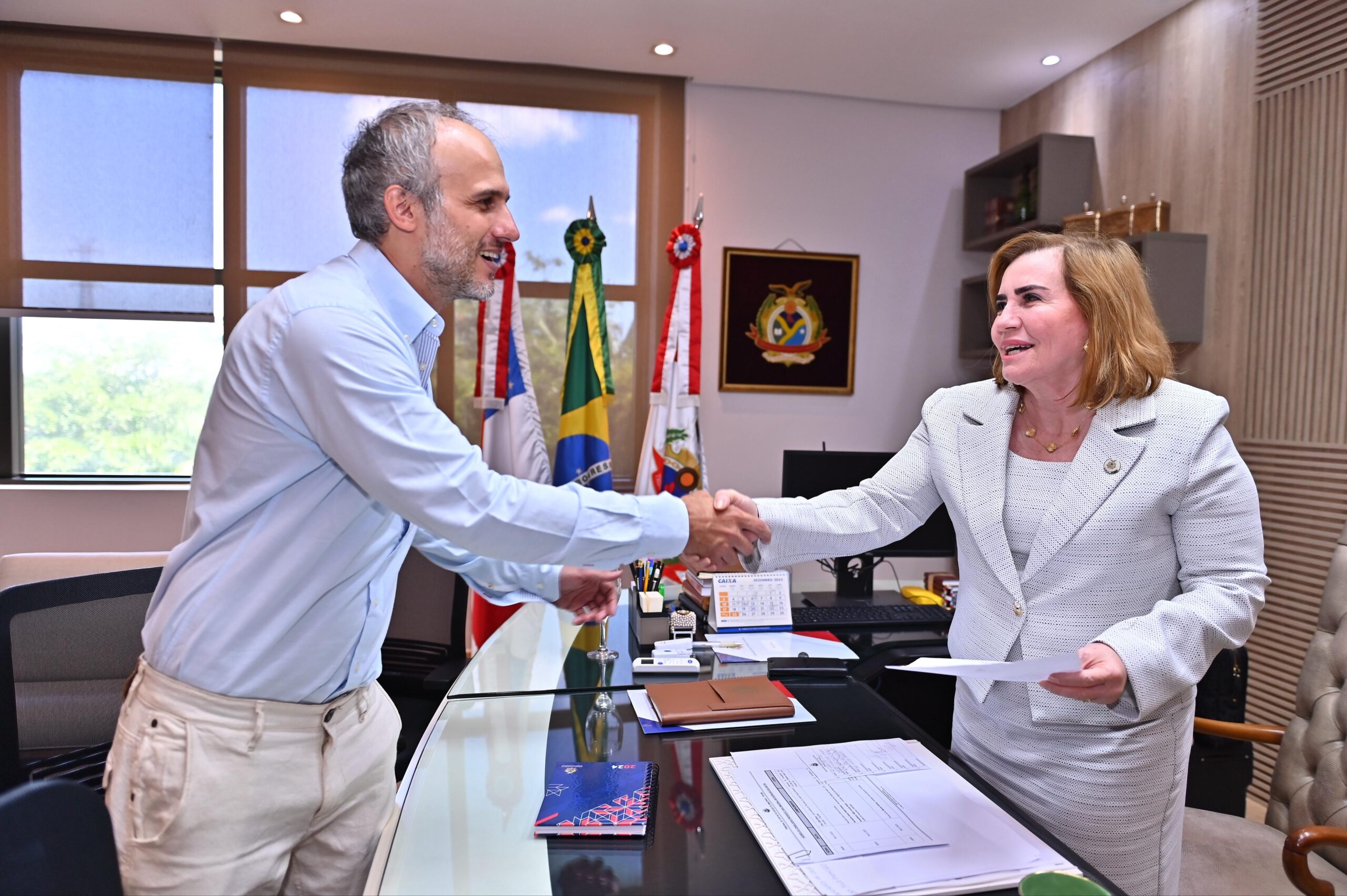 Presidente da Corte de Contas, conselheira Yara Amazônia Lins, dá posse a servidor aprovado no concurso público do Tribunal