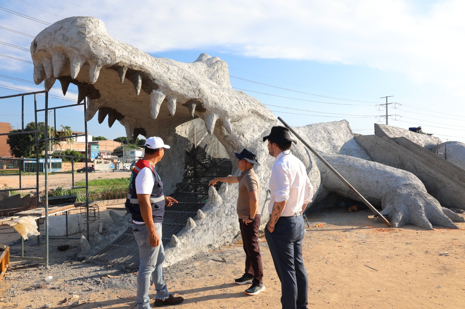 Prefeito fiscaliza obras da segunda etapa do parque Amazonino Mendes