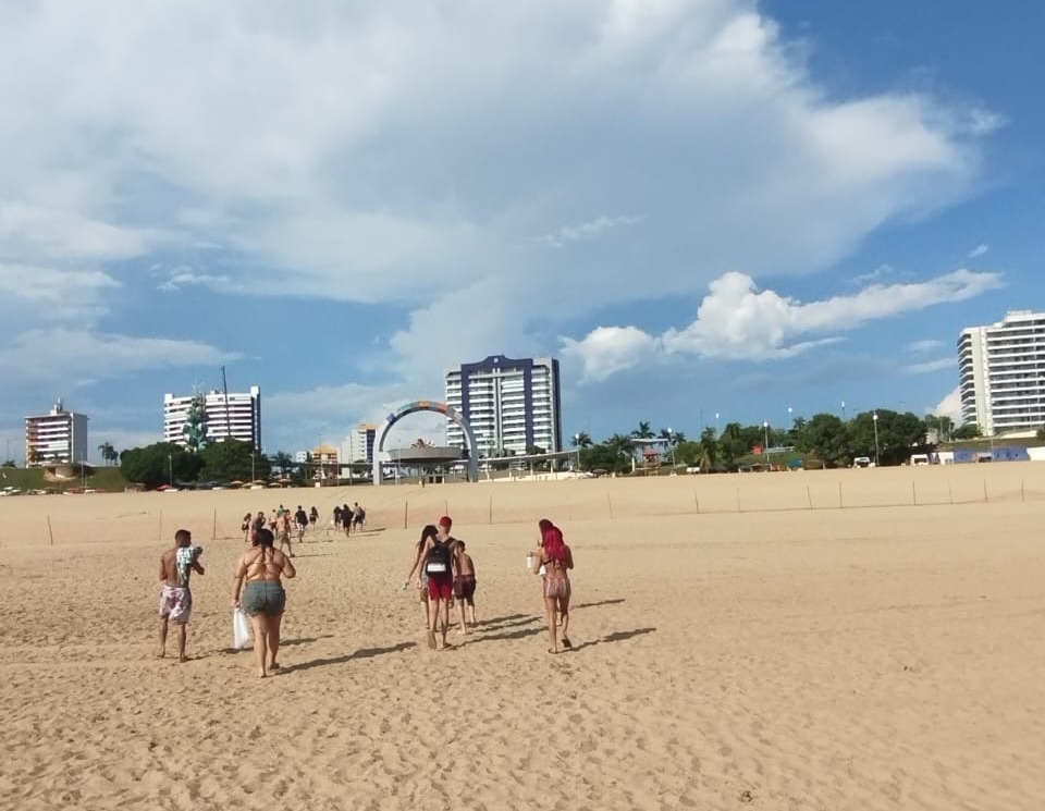 Prefeitura reforça interdição da praia da Ponta Negra para banho devido baixa do rio Negro