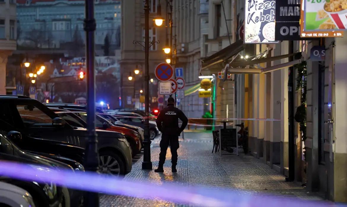 Atirador mata ao menos 15 pessoas em ataque em universidade de Praga