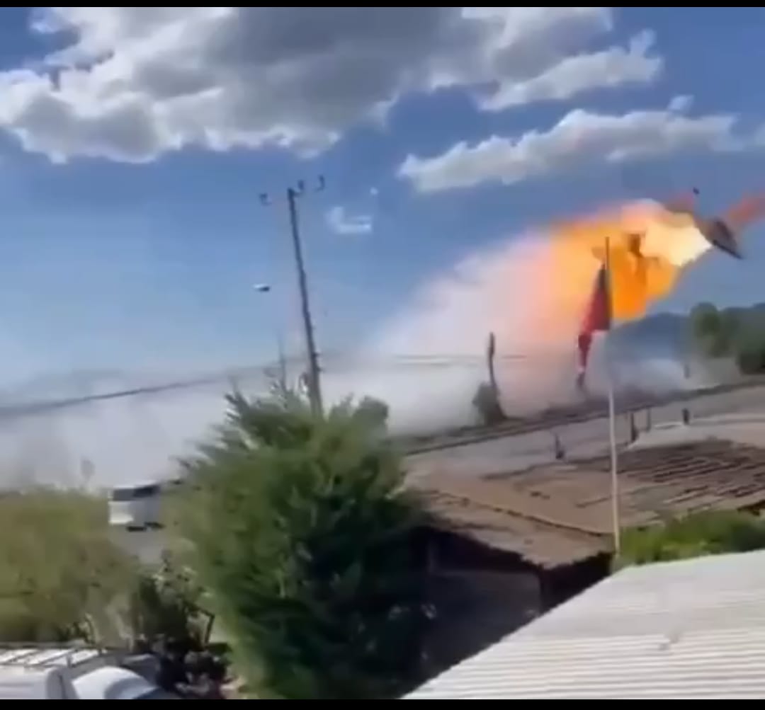Avião dos bombeiros pega fogo e cai no Chile
