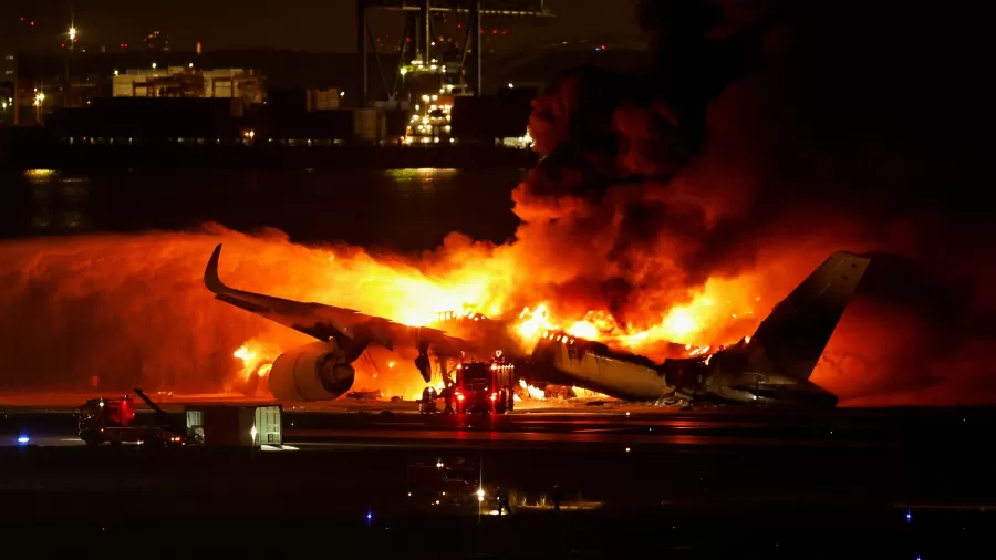 Avião com 379 a bordo pega fogo ao colidir em outra aeronave em aeroporto