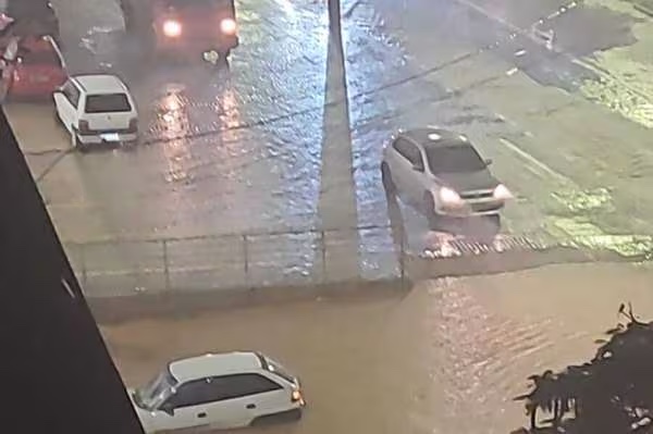 Chuva deixa moradores ilhados e causa desmoronamentos em Belo Horizonte
