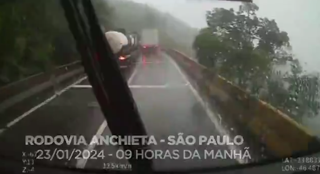 Quadrilha bloqueia estrada para roubo de carga no litoral de São Paulo