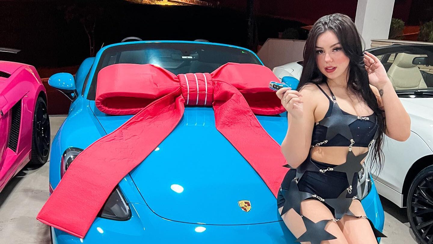 Melody presenteia irmã com carro de luxo avaliado em R$ 520 mil