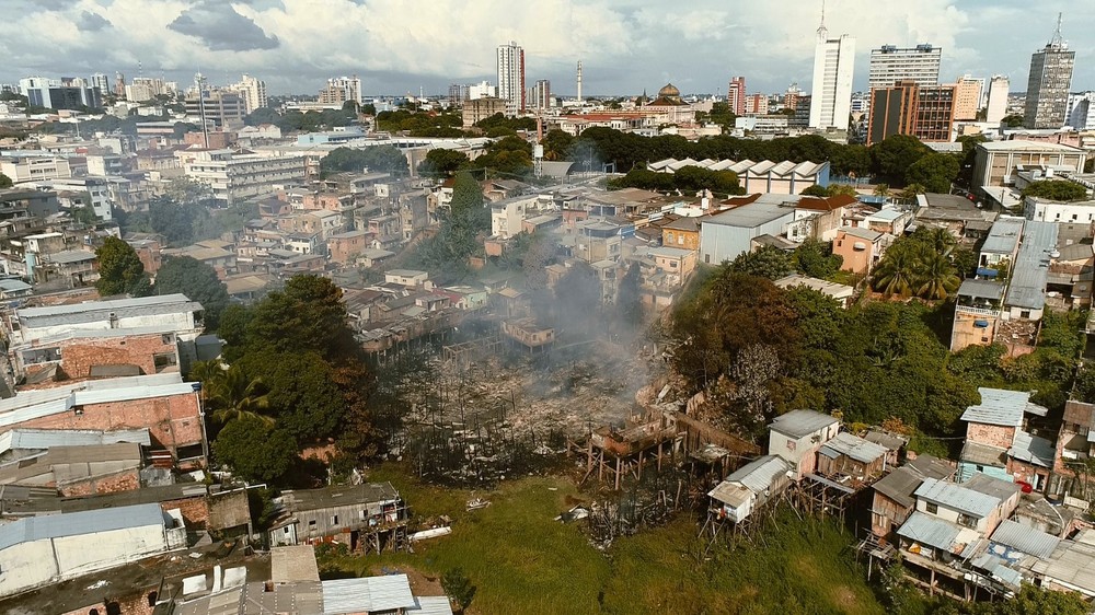 Incêndio em comunidade deixou mais de 270 pessoas desabrigadas em Manaus; saiba como ajudar