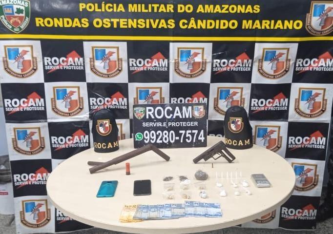 Rocam encontra armas, drogas e dinheiro com dupla, no bairro Redenção
