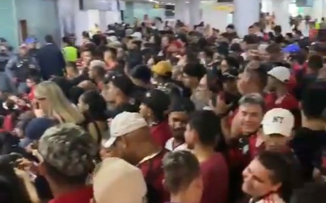 Torcedores do Flamengo fazem festa em Aeroporto para receber time em Manaus