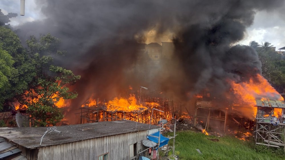 Incêndio destrói mais de 30 casas em comunidade na Zona Sul de Manaus, diz Corpo de Bombeiros