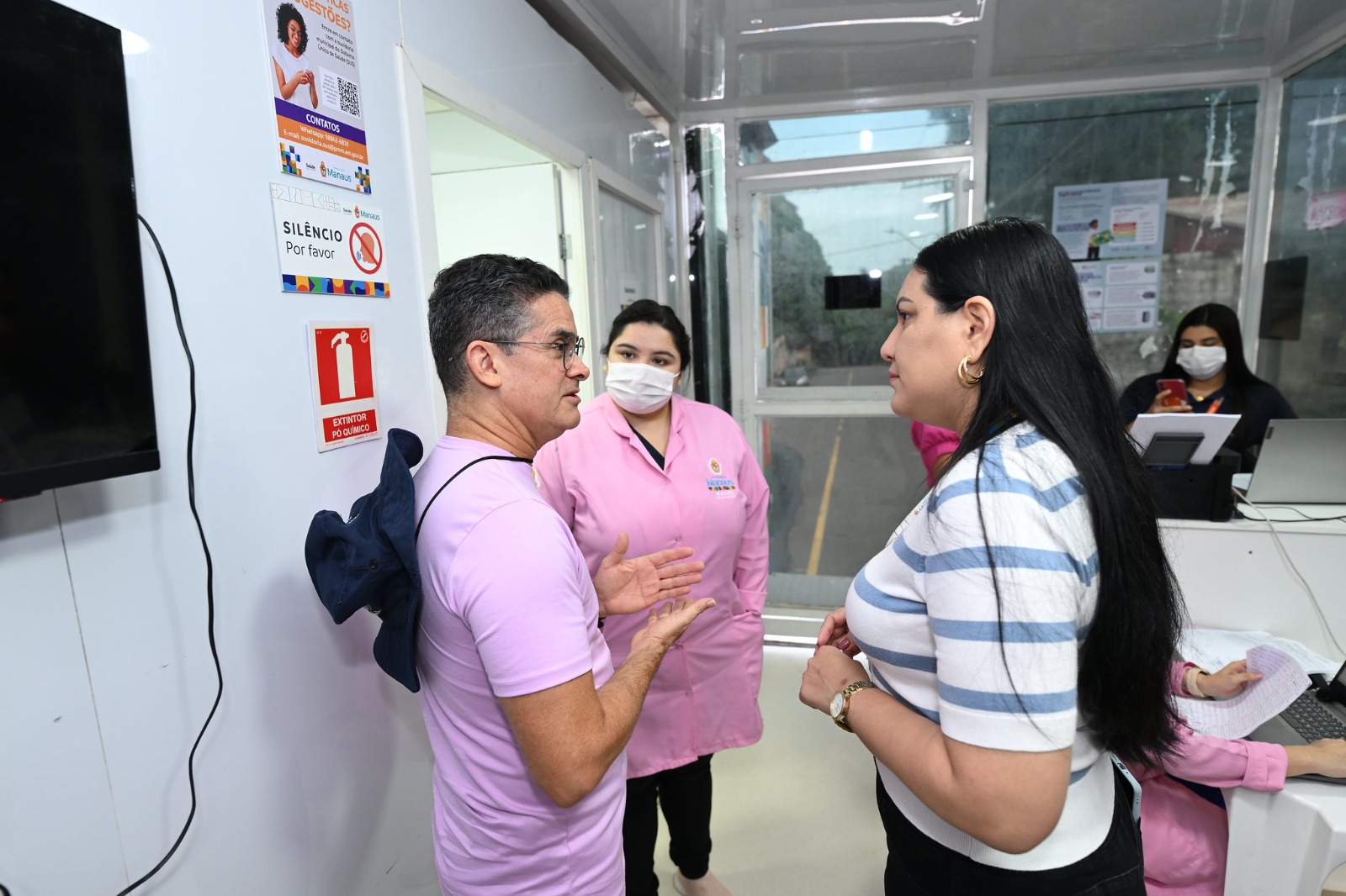 Prefeito acompanha atendimentos na Unidade Móvel da Saúde da Mulher na zona Norte de Manaus
