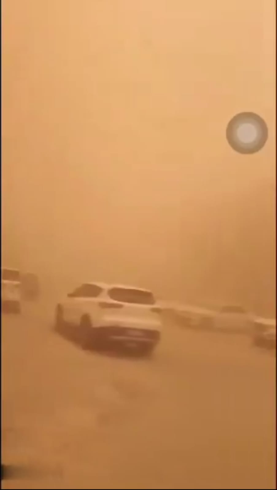 Céu fica vermelho em região chinesa por forte tempestade de areia