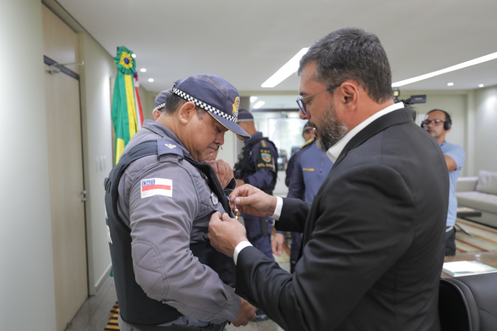 Wilson Lima parabeniza e concede medalha a policiais militares por maior apreensão de armas da história do Amazonas