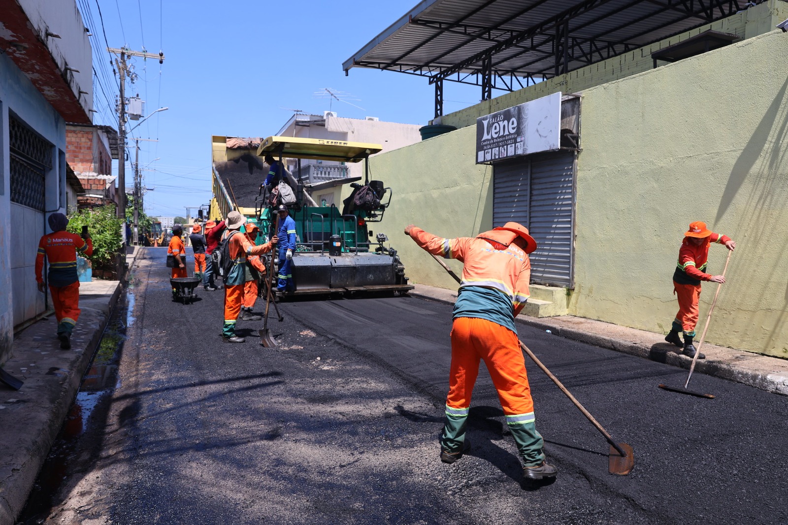 Prefeitura de Manaus realiza recapeamento em via do Tarumã há 20 anos sem receber serviços de infraestrutura