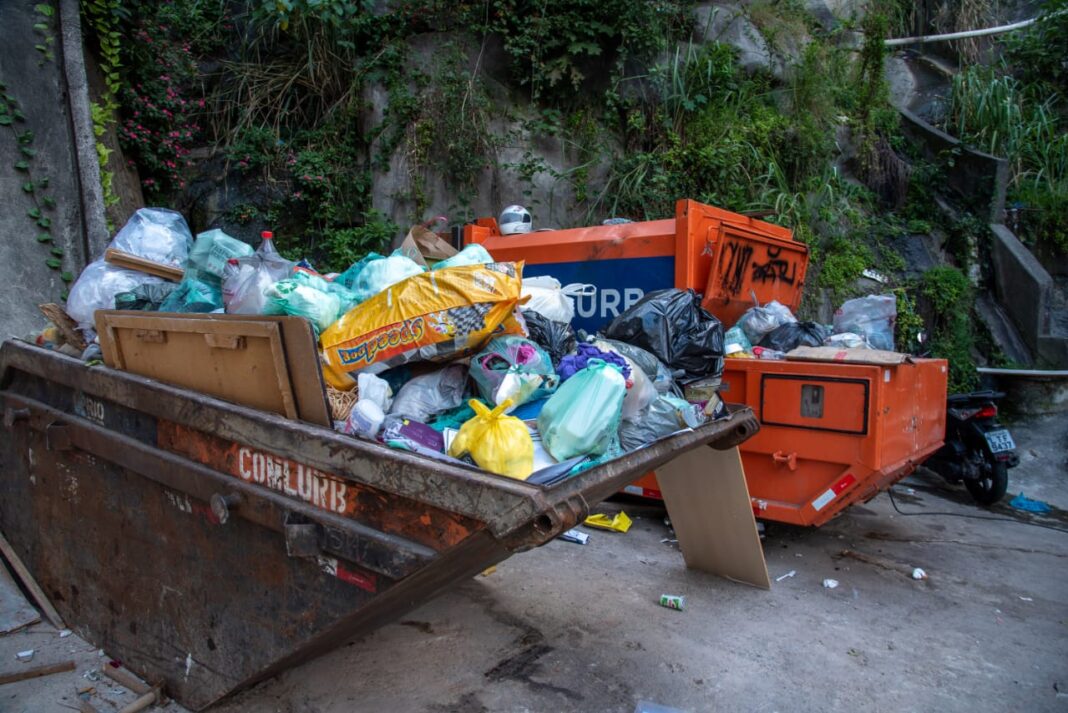 PMs resgatam recém-nascido de caçamba de lixo no centro do Rio de Janeiro