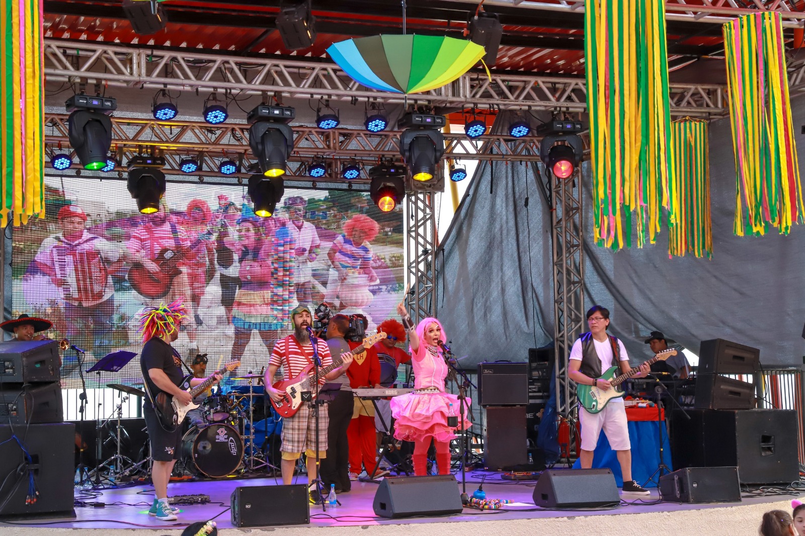 Prefeitura de Manaus promove Carnaval Kids na feira de artesanato da Ponta Negra