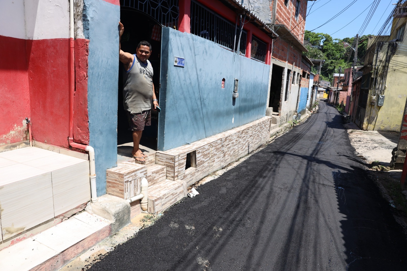 Prefeitura de Manaus beneficia beco com os serviços de recapeamento asfáltico no bairro São Francisco