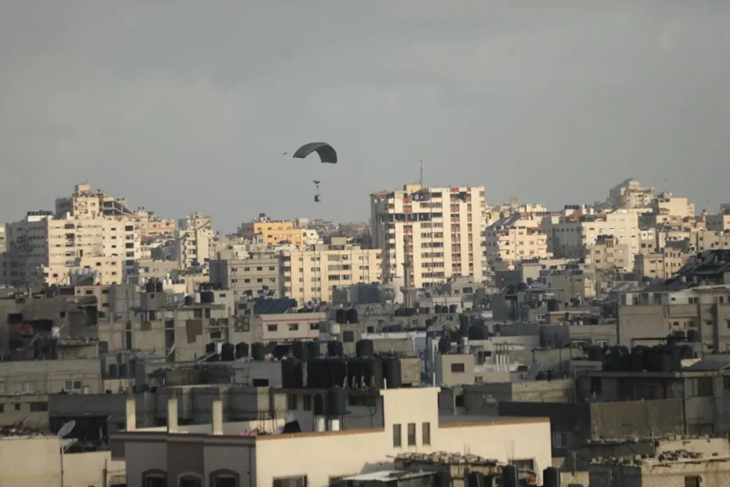 GAZA-Cinco pessoas morrem e dez ficam feridas após serem atingidas por ajuda aérea