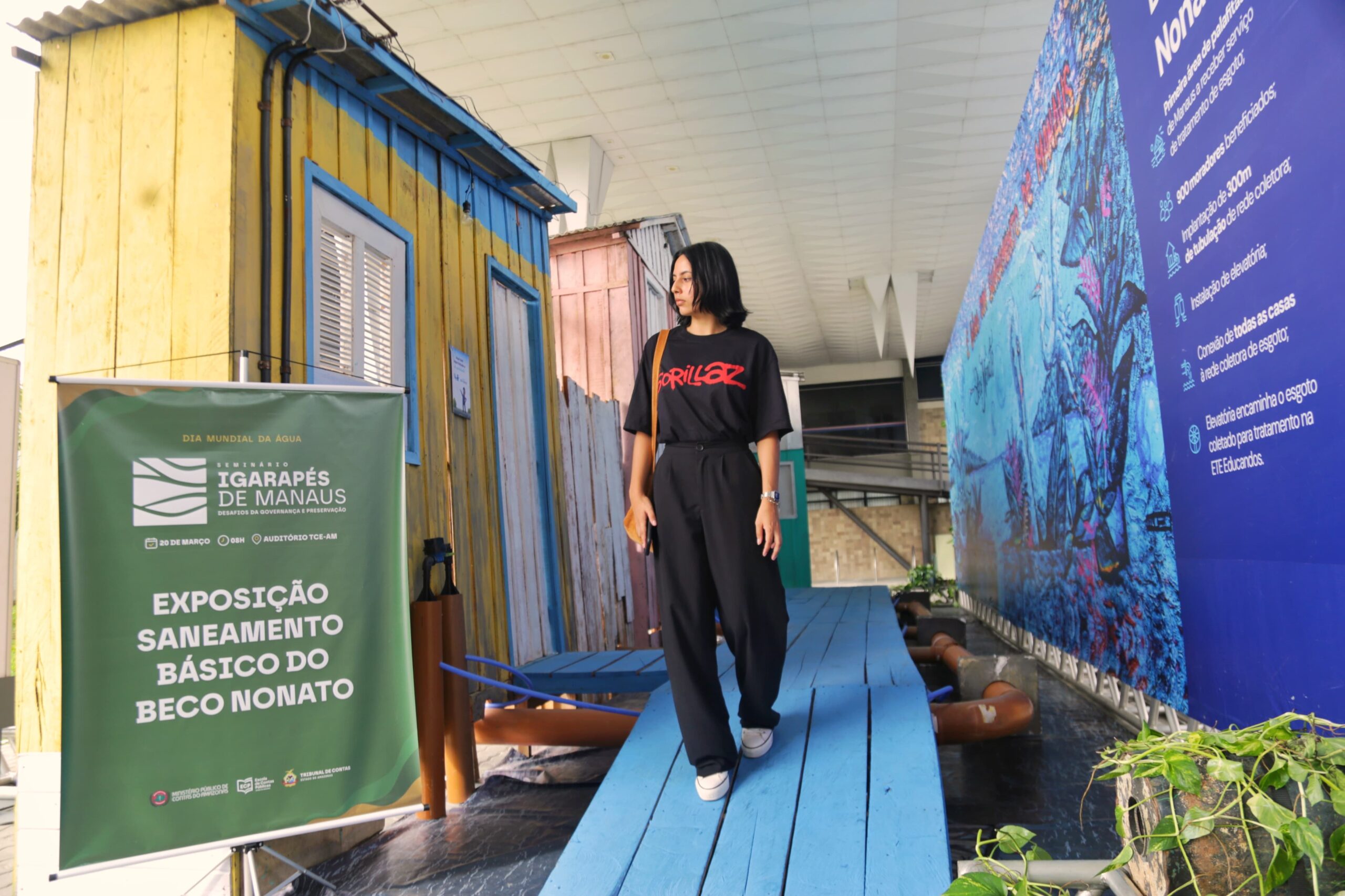 Exposição em tamanho real do Beco Nonato é exibida no TCE-AM em seminário sobre igarapés