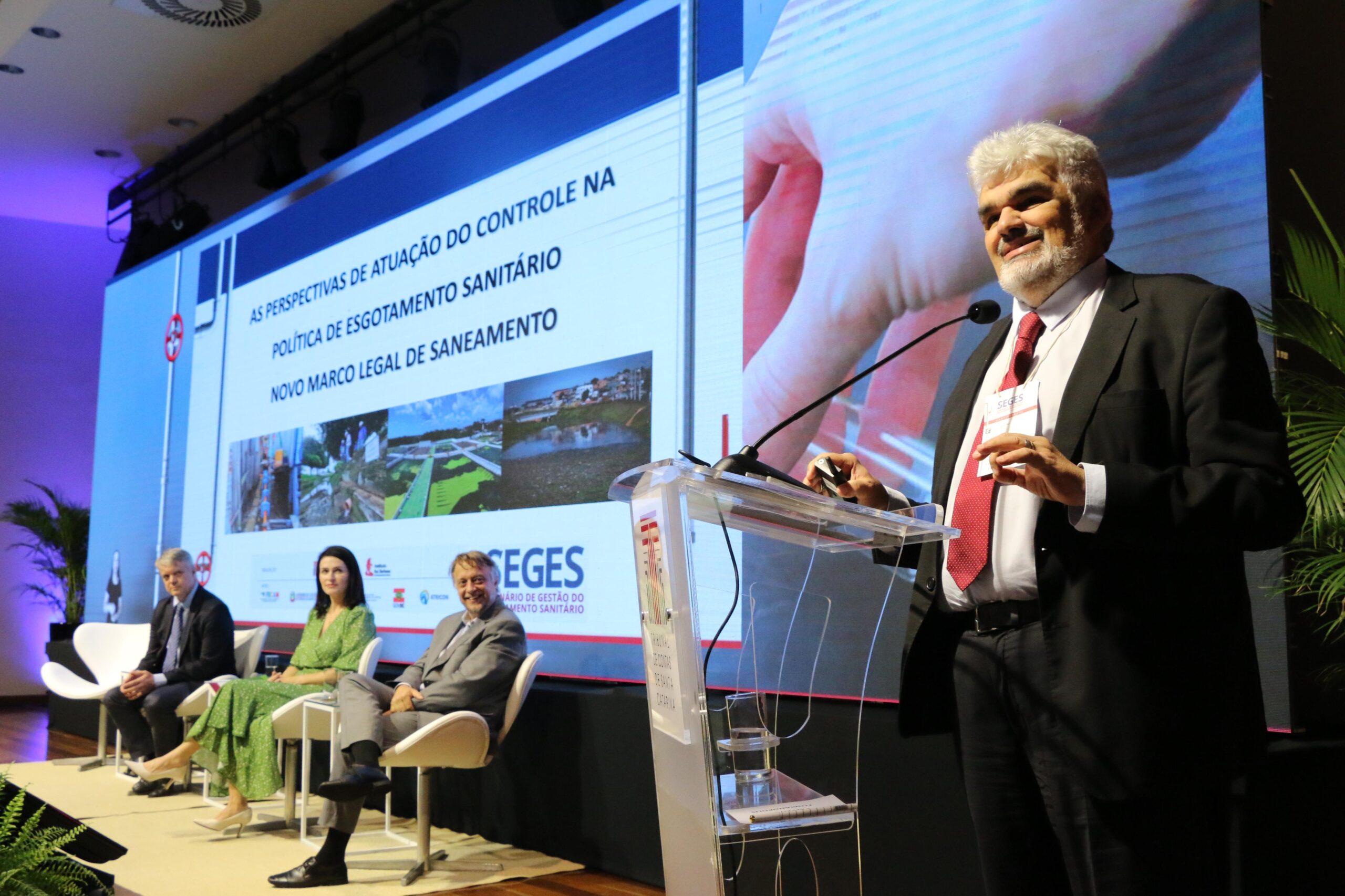 Conselheiro do TCE-AM palestra em seminário ambiental realizado em Santa Catarina