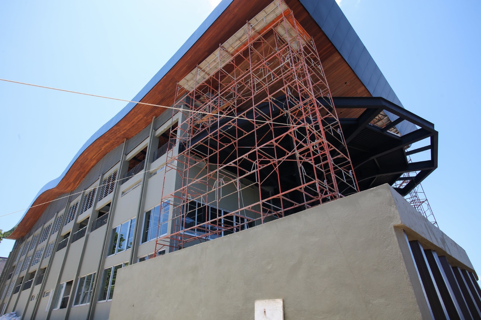 Prefeitura conclui montagem do forro de madeira do mirante do ‘Nosso Centro’ e faz acabamentos no prédio e entorno