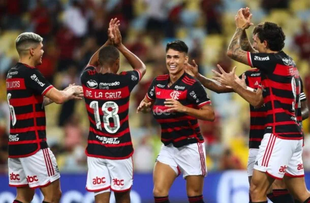 Vitória devolve liderança do Brasileirão ao Flamengo após 115 rodadas