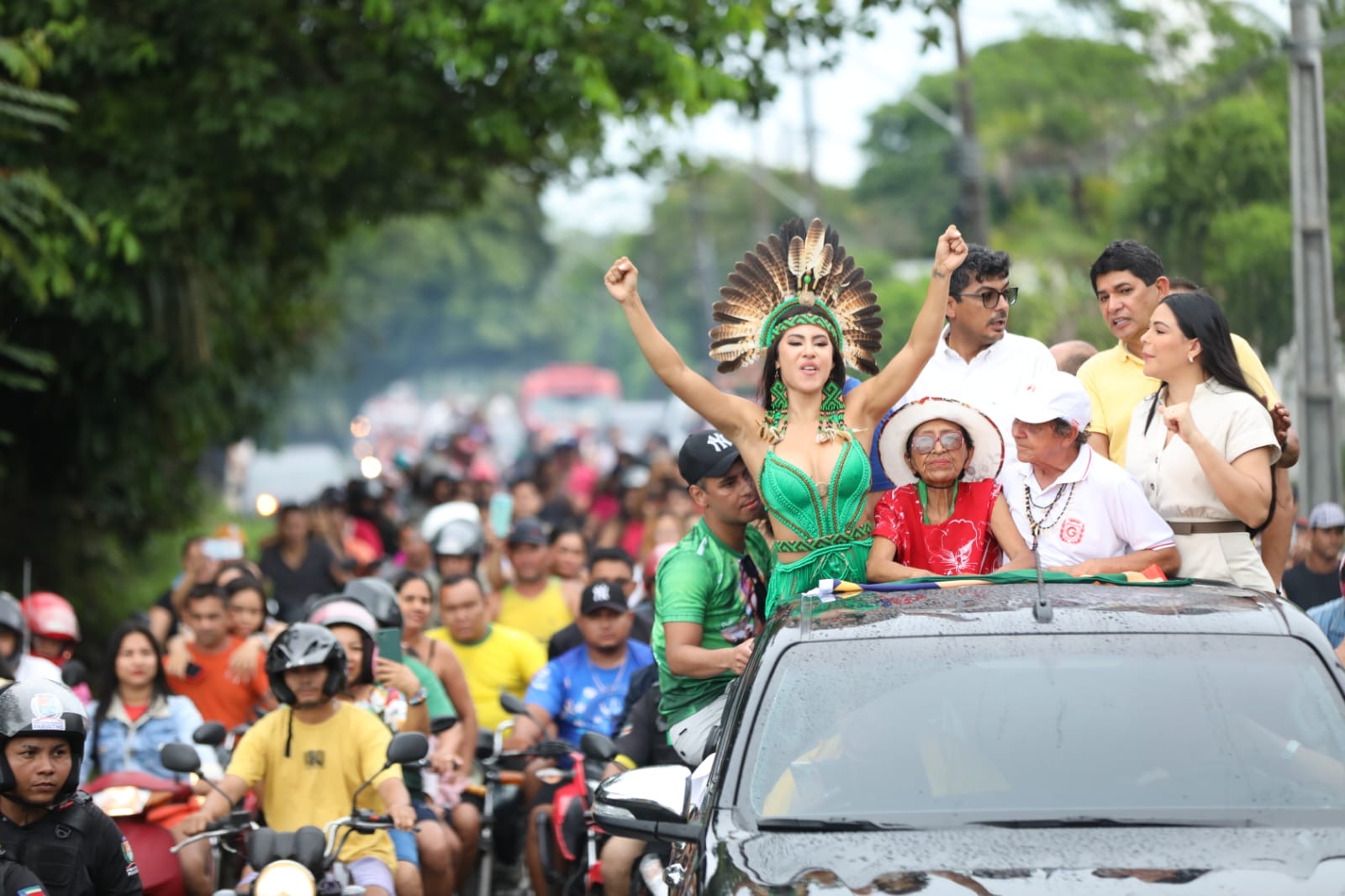 População de Parintins foi às ruas para exaltar Isabelle Nogueira neste domingo