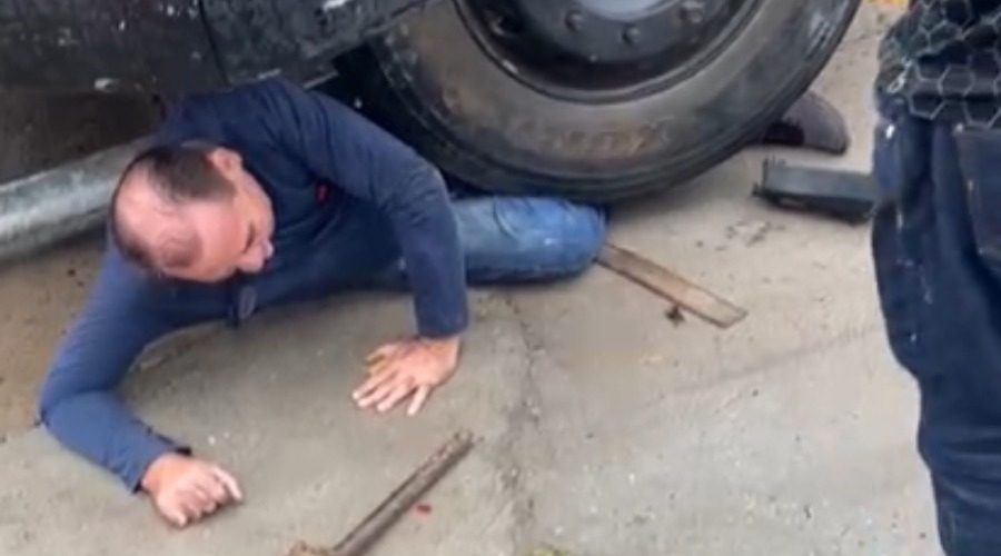 Vídeo: mulher é atropelada e homem fica preso debaixo de caminhão em Manaus