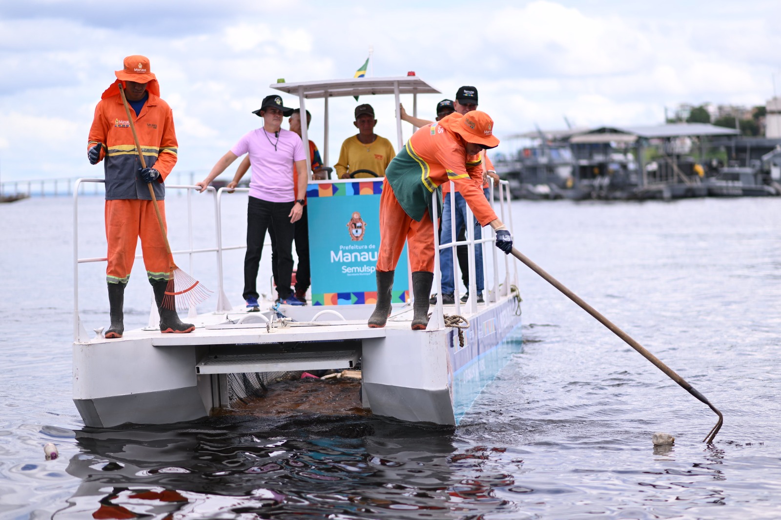 Prefeito reforça a implantação de barco coletor na orla de Manaus para minimizar o descarte irregular de lixo no rio Negro