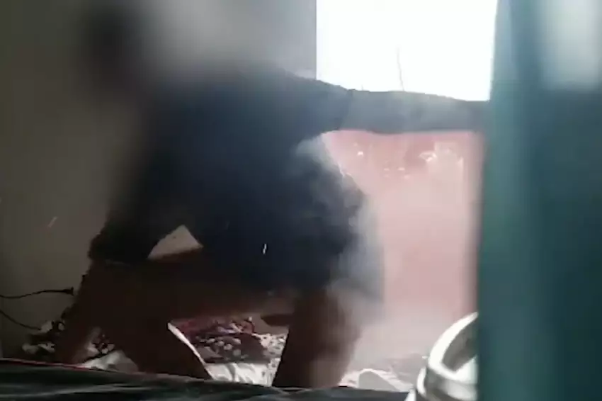 Mulher queima sobrinha de 13 anos com água fervendo por ciúmes do marido