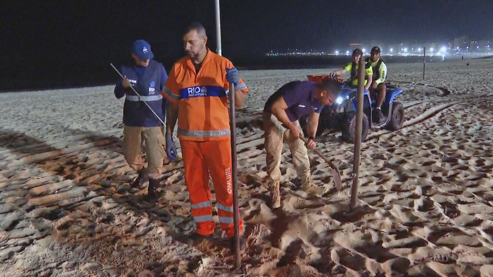 Operação Tatuí para show da Madonna encontra facas, panelas e até cocos enterrados nas areias de Copacabana