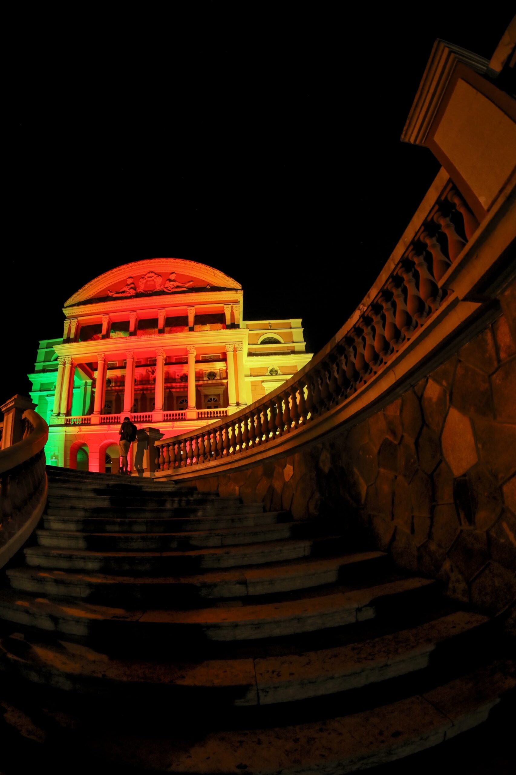 Teatro Amazonas recebe iluminação com as cores da bandeira do Rio Grande do Sul