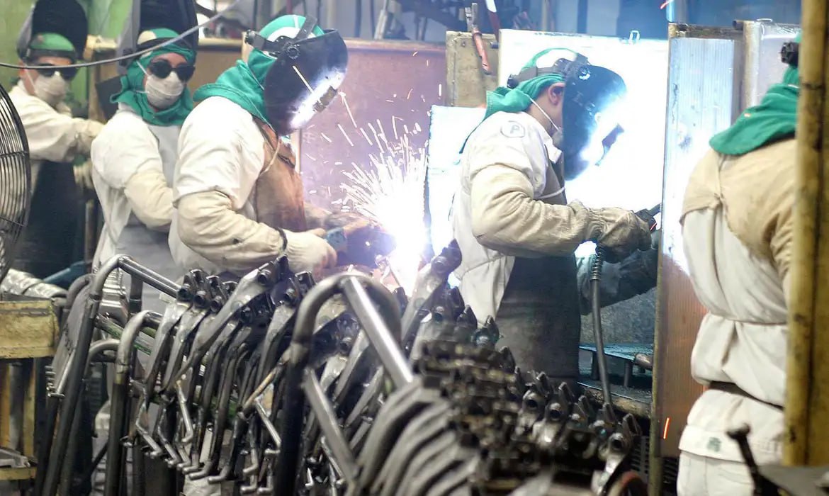 IBGE: produção industrial aumenta 0,9% em março