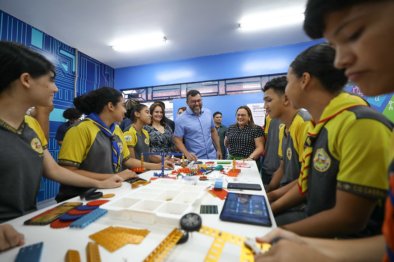 Alunos na Escola Estadual Cid Cabral da Silva comemoram entrega de unidade reformada revitalizada