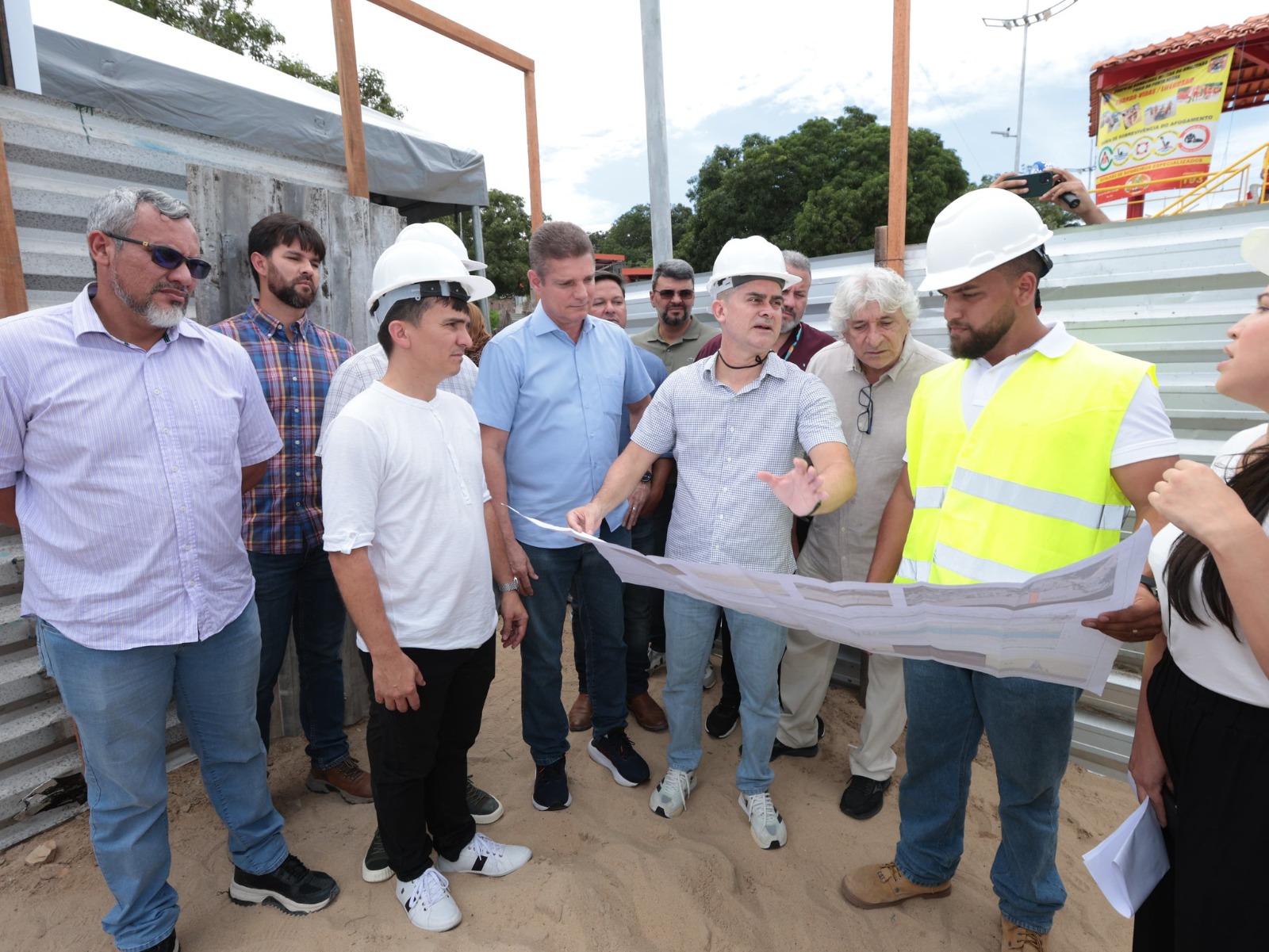 Prefeito David Almeida anuncia a construção de rampa de acesso à praia na orla da Ponta Negra