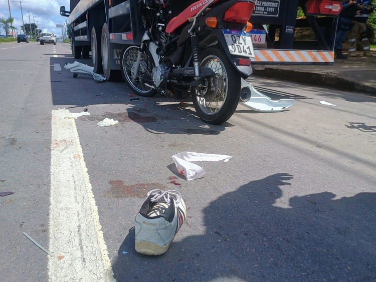 IMPRUDÊNCIA-Motociclista morre ao bater de frente com caminhão de auto-escola durante ultrapassagem