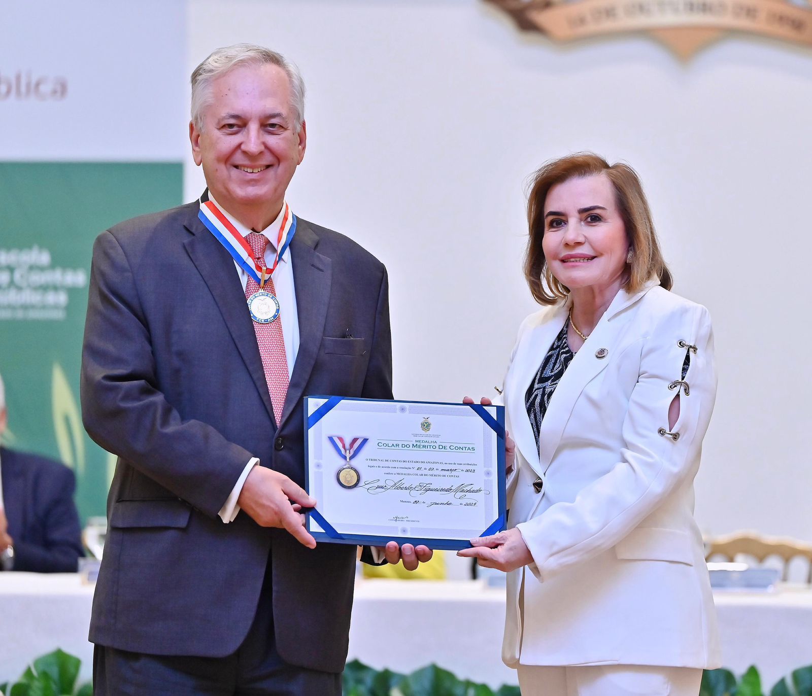 TCE-AM homenageia procurador da República e embaixador com medalha do Mérito de Contas