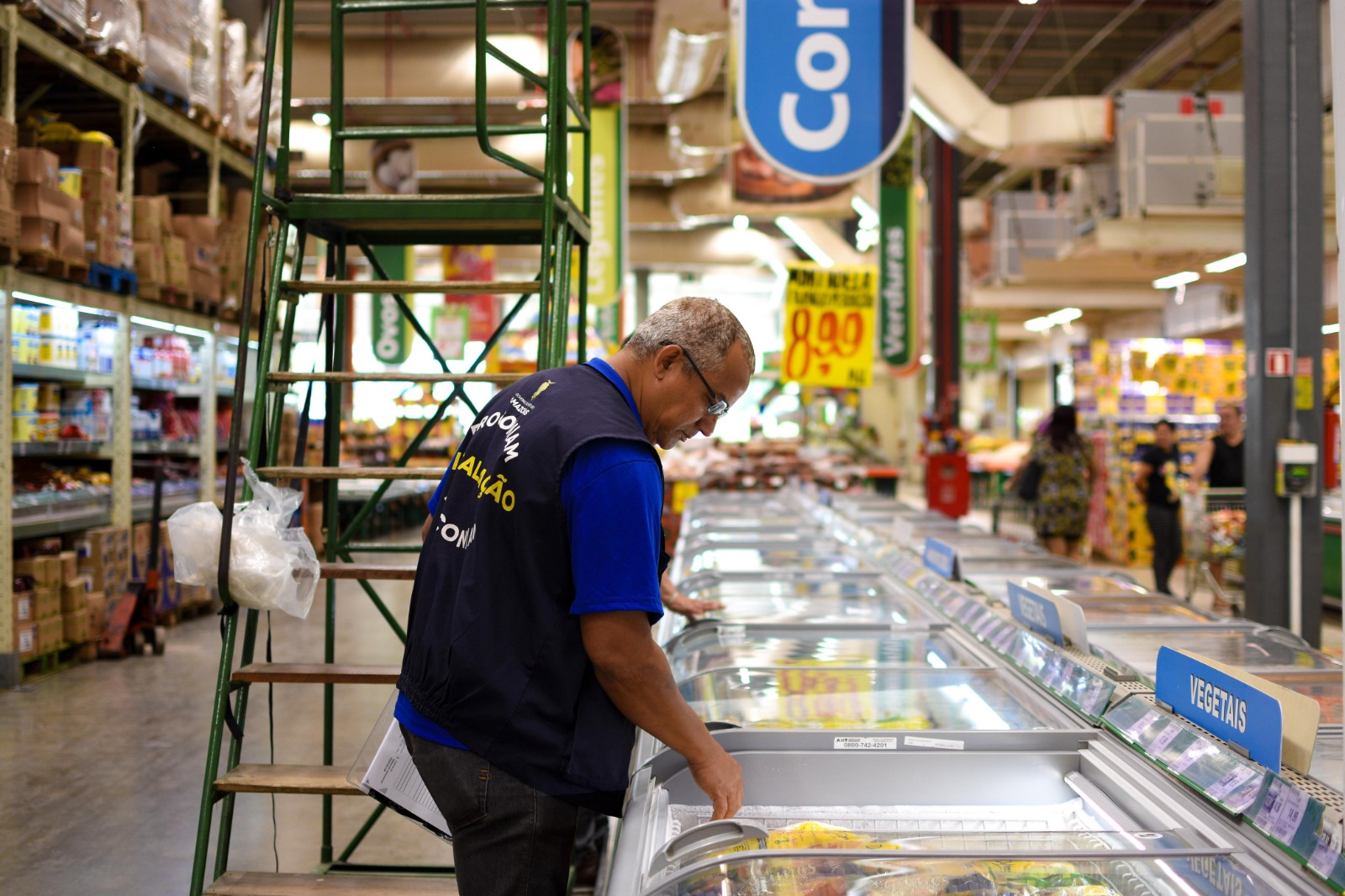 Procon-AM autua supermercado por venda de carne vencida e embalagens violadas