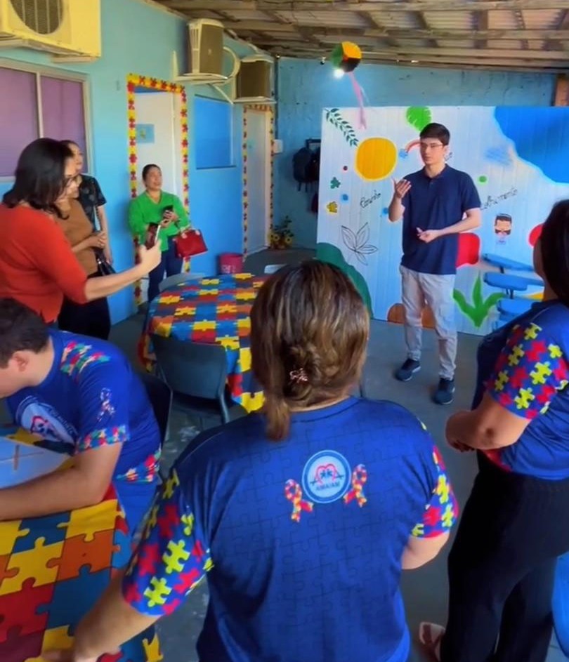 João Arce visita AMA-AM e destaca desafios enfrentados pela comunidade autista