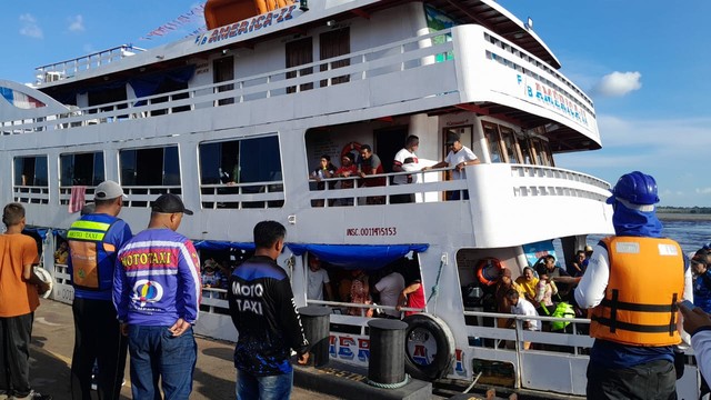 Barco que saiu de Parintins com destino a Manaus fica sem combustível no meio do rio por mais de 10 horas