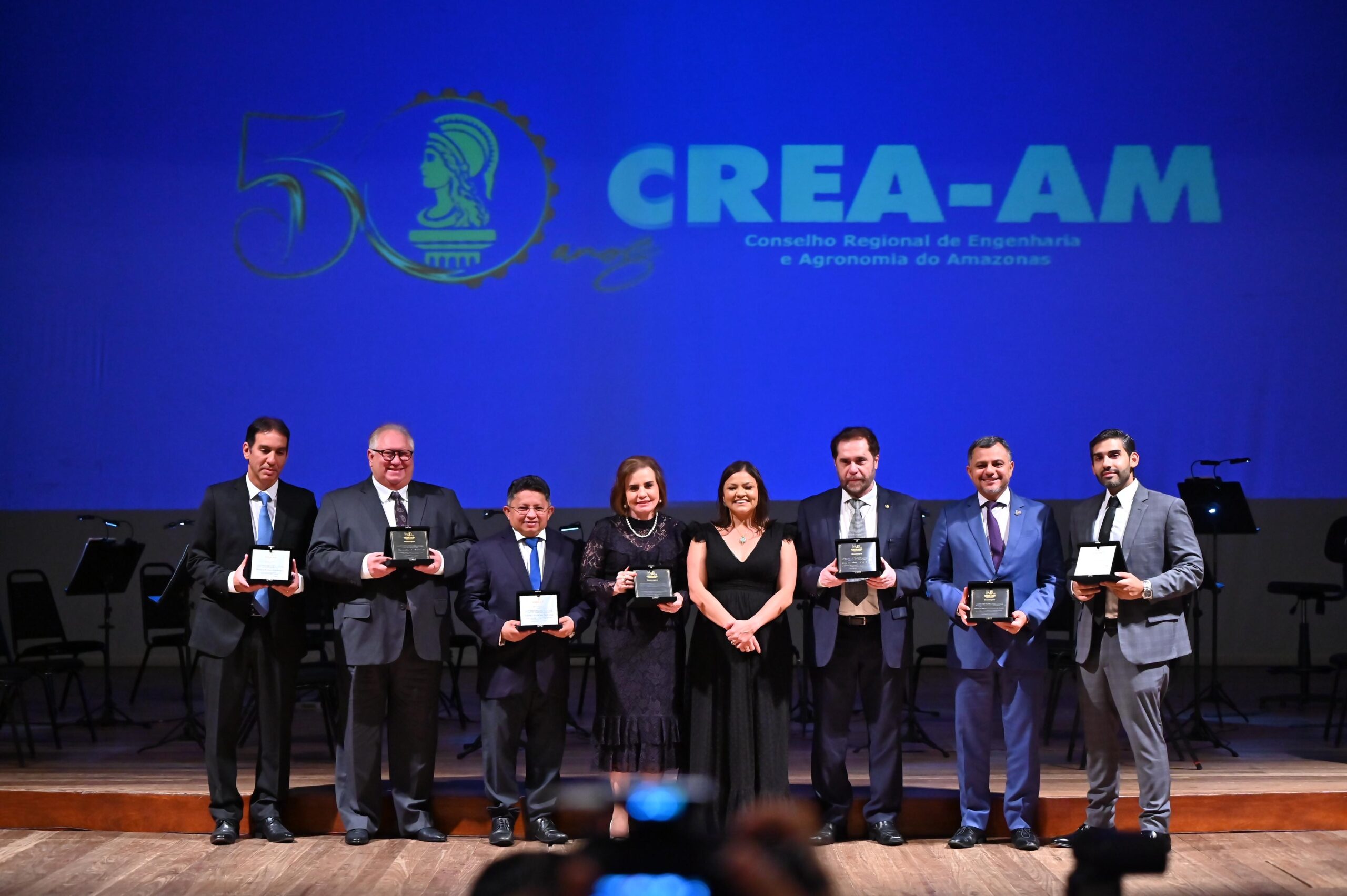 Presidente do TCE-AM é homenageada em cerimônia de 50 anos do Crea-AM