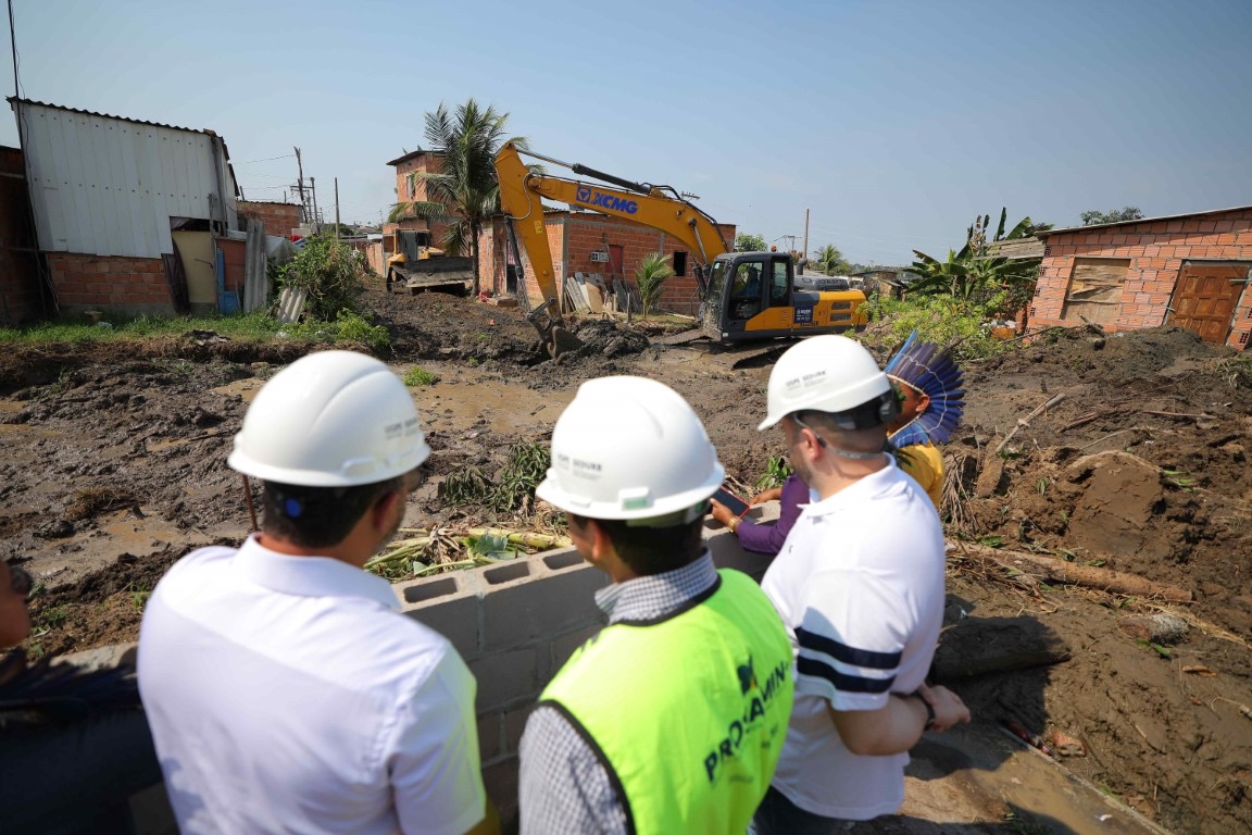 Governador Wilson Lima vistoria obras de saneamento do programa Asfalta Amazonas no bairro Tarumã