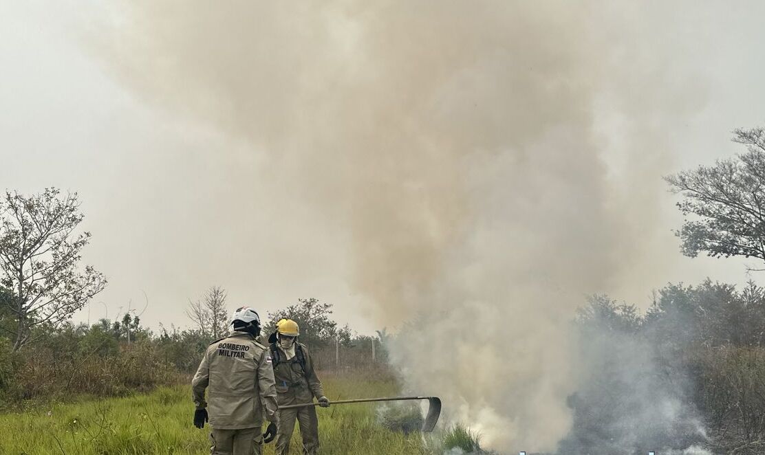 Em Lábrea, bombeiros combatem incêndio em vegetação nas proximidades do aeroporto